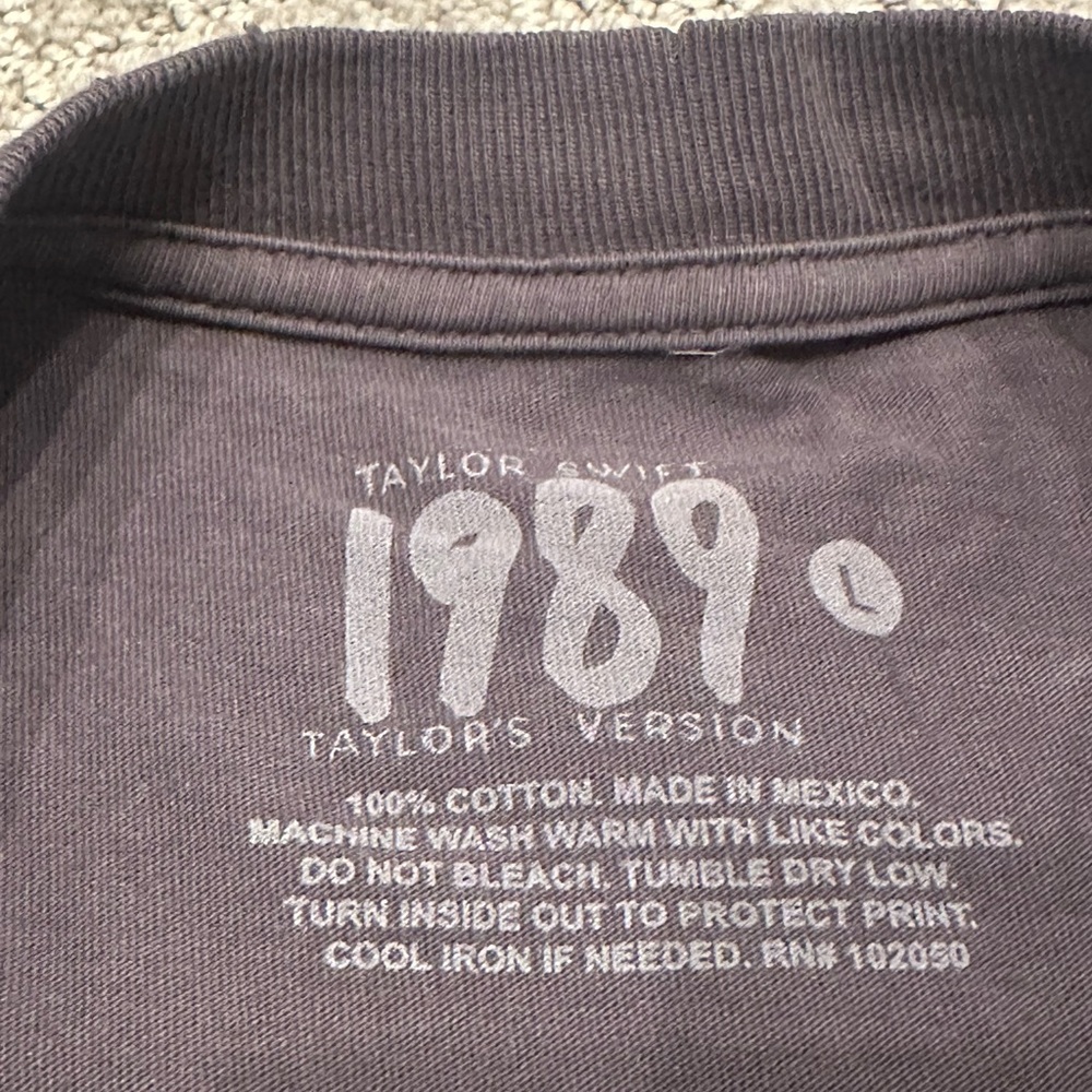 Taylor Swift 1989 Taylor’s Version Graphic T, Charcoal, Size L, Official Merch - Picture 6 of 6